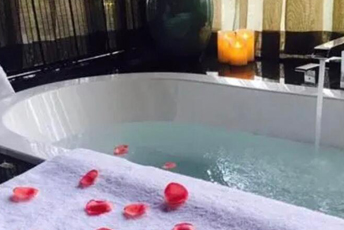 天津南开水疗池中的失重冥想：当身体学会漂浮